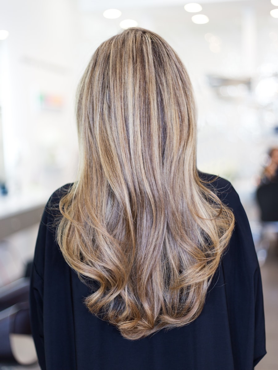 Loiro iluminado com raiz esfumada
