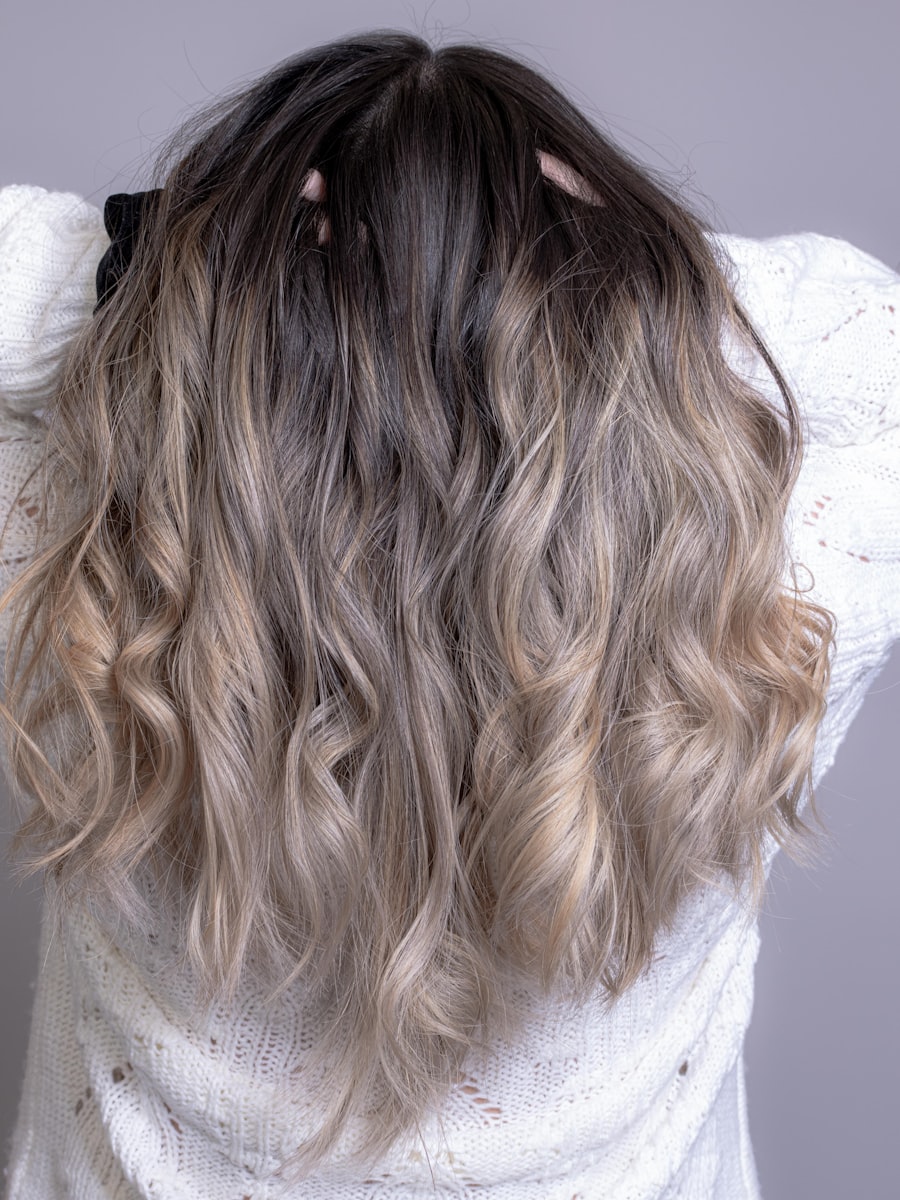 Ondas em tom loiro acinzentado