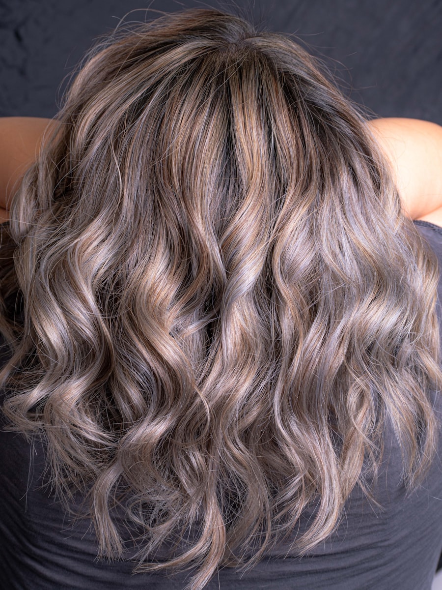 Ondas amplas em loiro pérola